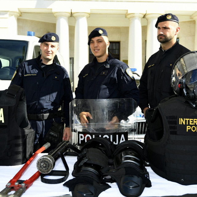 Druženje pripadnika policije i građana u četvrtak na splitskoj Rivi povodom Dana policije 


 