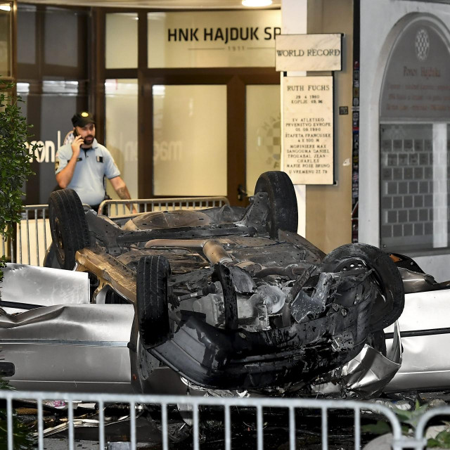 U večernjim satima na Poljudu dogodila se teška prometna nesreća. Automobil s troje ljudi sletio je sa stadionske šetnice, probivši zaštitnu ogradu, točno pred službeni ulaz u prostorije Hajduka.