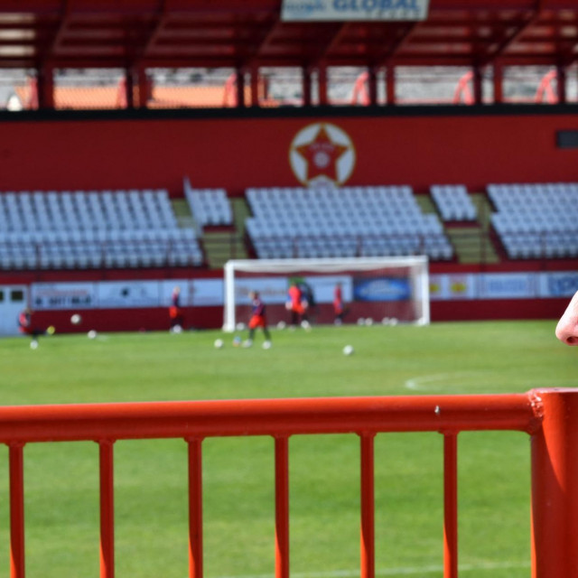 Tko će postaviti travnjak na Veležovom stadionu?