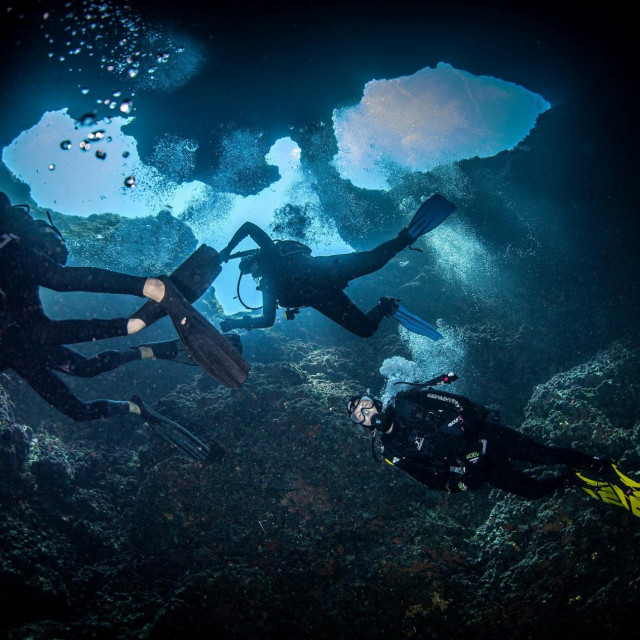 Grupa na ulazu u jamu
 