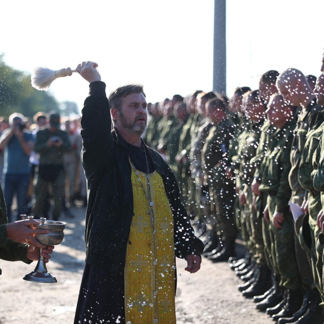 Pravoslavni svećenik blagoslivlja mobilizirane ruske muškarce prije nego odu na frontu