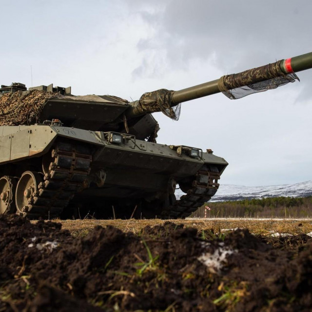 Tenk Oružanih snaga Španjolske Leopard 2E, kojeg proizvodi Njemačka