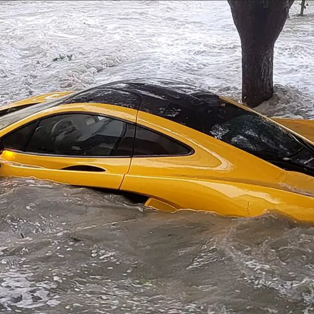 McLaren P1 u poplavi