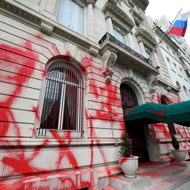 Ruski konzulat u New Yorku oprskan crvenom bojom