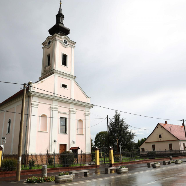 Crkva i zupni ured u Sikirevcima