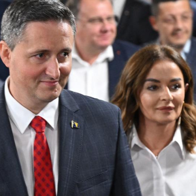 Denis Bećirović sa suprugom Mirelom