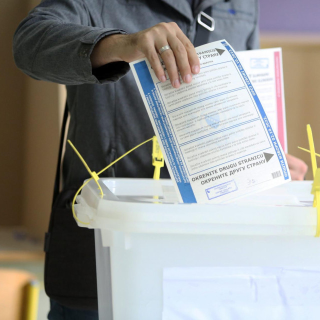 Prihvaćeno je više od 200 zahtjeva za otvaranje vreća u kojima se nakon prebrojavanja na glasačkim mjestima pohranjuju glasački listići