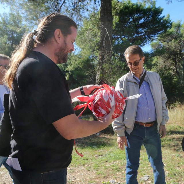 Zoran Kostić Alekseju Orelu uručuje traku koju su pronašli na Lungomareu