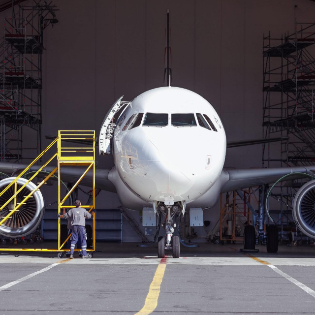 Održavanje aviona Croatia Airlines u hangarima na Plesu