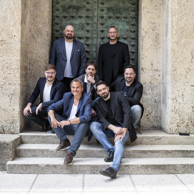 Vokalni ansambl Sveti Blaž: Roko Radovan, Domagoj Dorotic, Ivo Gamulin Gianni, Ljubomir Puskarić, Ozren Bilusić, Luciano Batinić, Toni Nezić