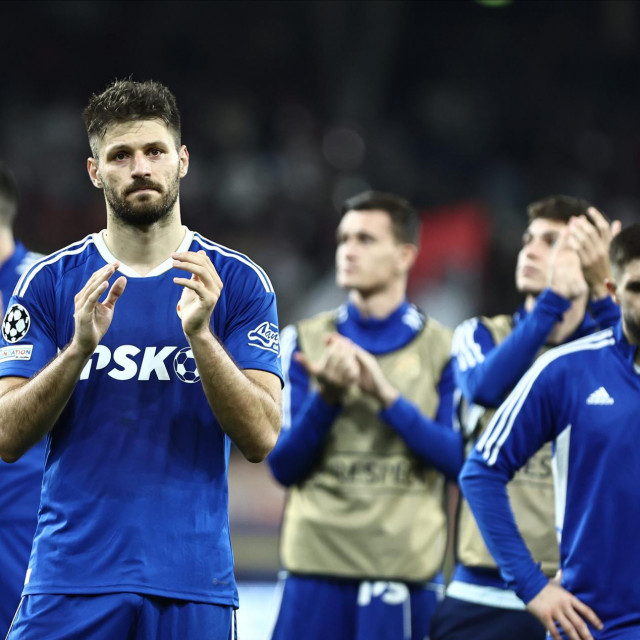 Dinamovi igrači nakon utakmice, Bruno Petković