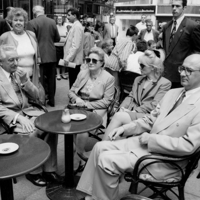 Ankica i Franjo Tuđman, Nevenka Tuđman i Nikica Valentić ispijaju kavu u Charlie-u u centru zagreba. Fotografija je snimljena u lipnju 1995.
 