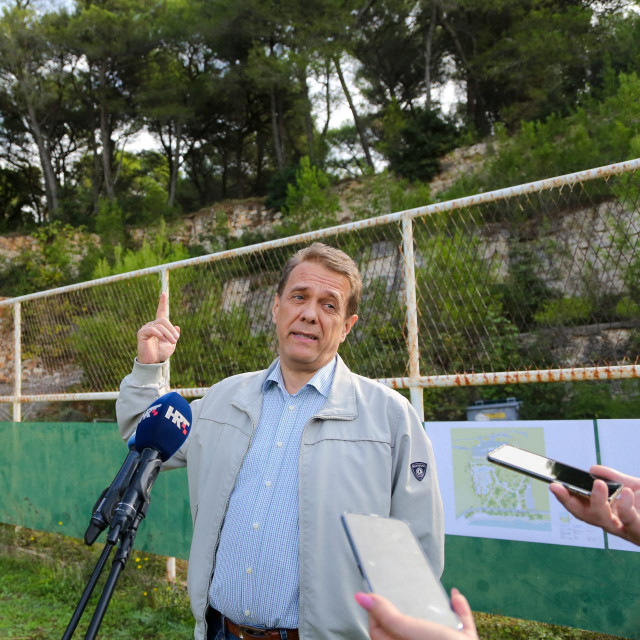 Konferencija za medije voditelja projekta Hotel Valkane Zorana Kostića na kojoj je novinarima pokazao nacrte i prostorne planove budućeg hotela Valkane