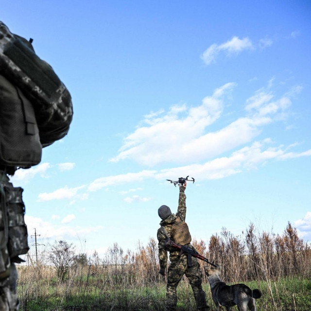 Ukrajinski vojnik upravlja dronom
