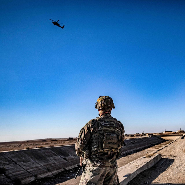 Američki US AH-64 Apache helikopter u Siriji