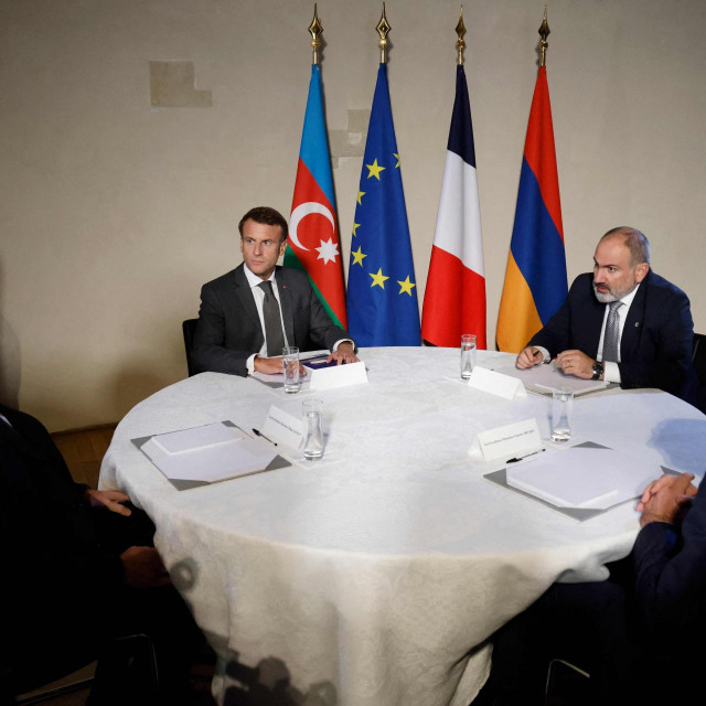 Azerbajdžanski predsjednik Ilham Alijev, francuski predsjednik Emmanuel Macron, armenski premijer Nikol Pašinijan i predsjednik Europskog vijeća Charles Michel tijekom sastanka u Pragu