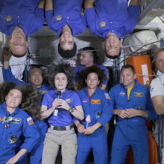 Nicole Mann i Josh Cassada, Koichi Wakata i Anna Kikina zajedno sa ostalim astronautima na ISS-u