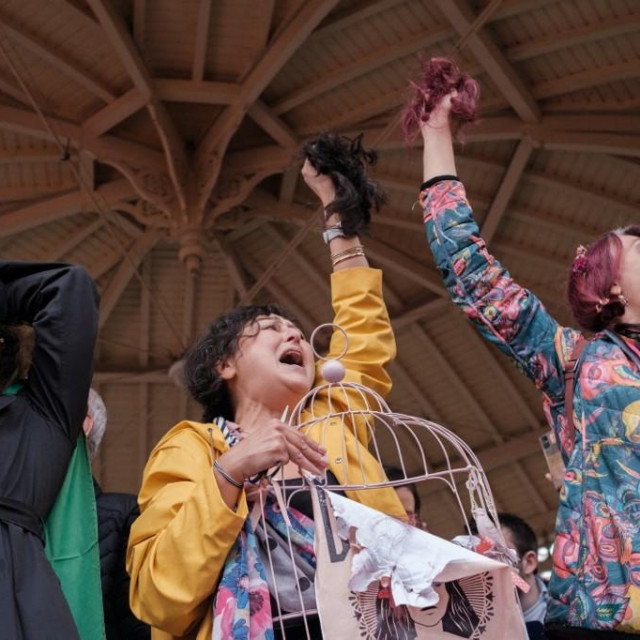 Prosvjed u Parizu u znak solidarnosti sa ženama u Iranu