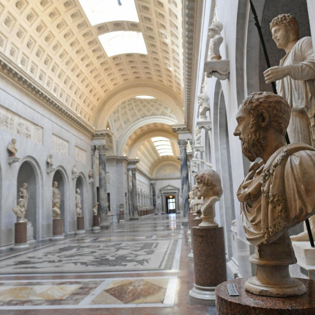 Braccio Nuovo i neke od skulptura koje se nalaze u muzejima Vatikana