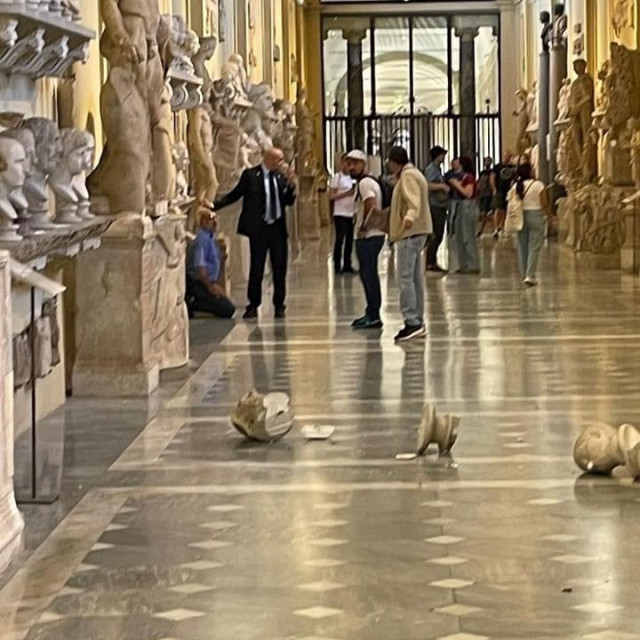 Rušenje bisti u muzeju