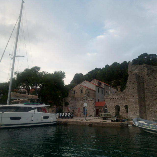 Kompleks stare rimske palače u Polačama