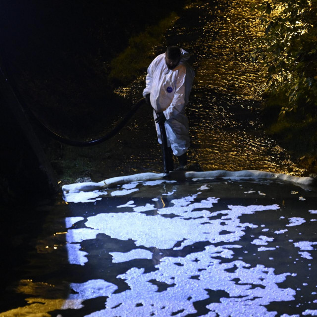 Djelatnici nadležnih službi čiste potok