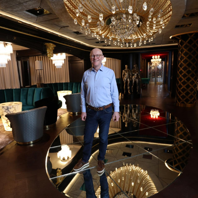 Caudwellov dom ima 15 soba na osam katova, kućom mu teče rijeka, ima podzemni spa centar, a dio zidova mu je prekriven lavom