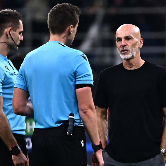 Stefano Pioli i sudac Daniel Siebert