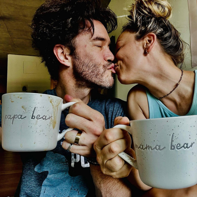 Tom Pelphrey i Kaley Cuoco