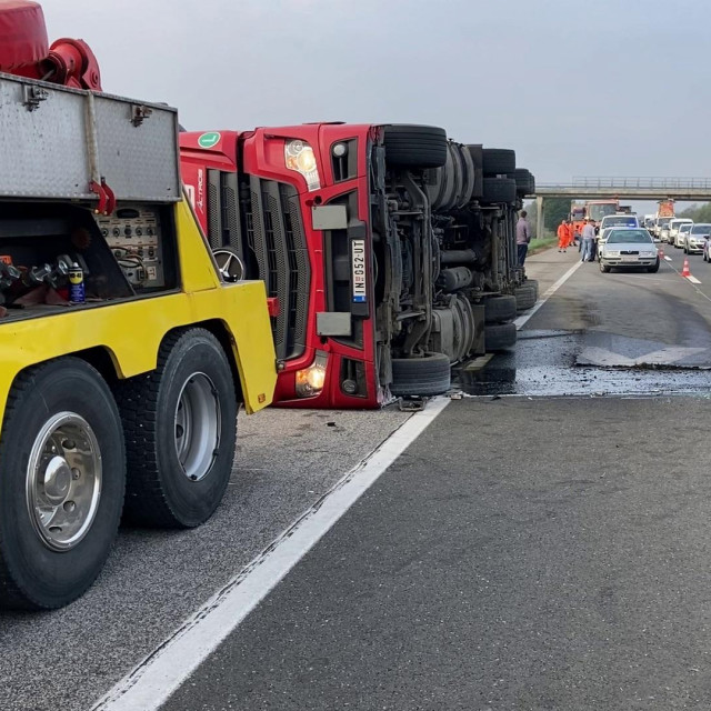Prevrnuti šleper na autocesti A4
