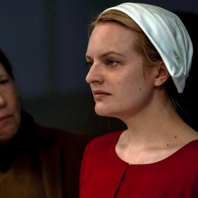 Ann Dowd i Elisabeth Moss u ‘Sluškinjinoj priči‘