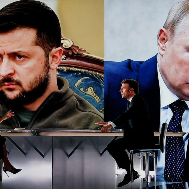 Emmanuel Macron ispod vizuala Volodimira Zelenskog i Vladimira Putina 