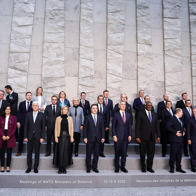 Jens Stoltenberg s ministrima obrane zemalja članica NATO-a