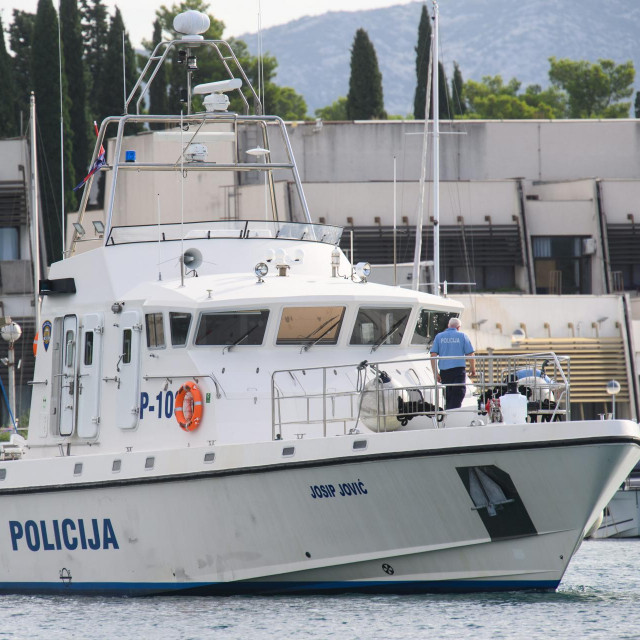 Policijski brod; ilustracija