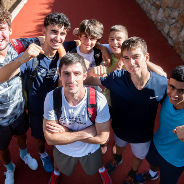 Među tenisačima s kojima radi Ivan Ljubičić je i jedan od najvećih hrvatskih talenata Dino Prižmić (17, drugi zdesna)