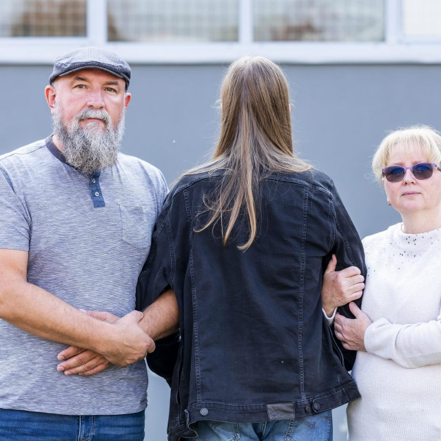 Mario i Sanja Kociper sa sinom žrtvom nasilja
