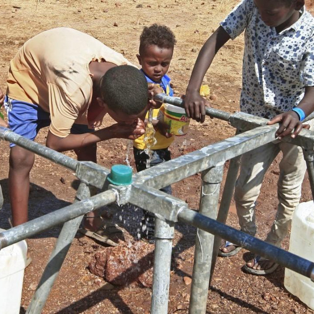 Gladna djeca u Južnom Sudanu