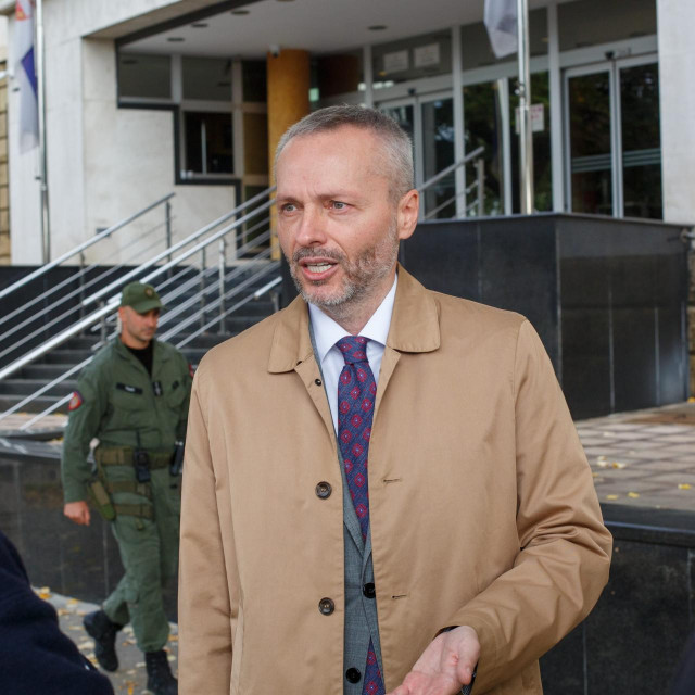 Aleksandar Olenik odvjetnik pilota ispred Višeg suda u Beogradu.
 