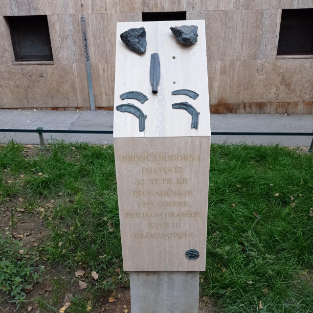 Spomenik nakon što je oštećen