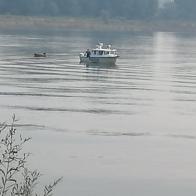 Iz policije su rekli da su na lice mjesta došli za pet minuta te da su migranta koji se pridržavao za čamac zbrinuli u kratko roku