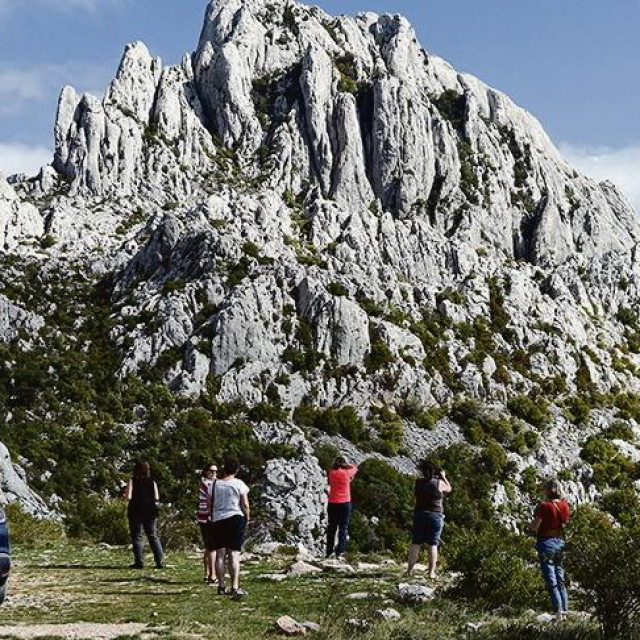 Turisti ispod Tulovih greda