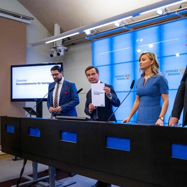 Vođa Švedskih demokrata Jimmie Akesson, vođa Stranke umjerenih Ulf Kristersson, liderica Demokršćana Ebba Busch i vođa Liberala Johan Pehrson tijekom konferencije za medije koja je sazvana nakon potpisivanja Tidö sporazuma