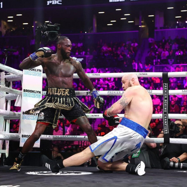  Deontay Wilder knocks out Robert Helenius 
