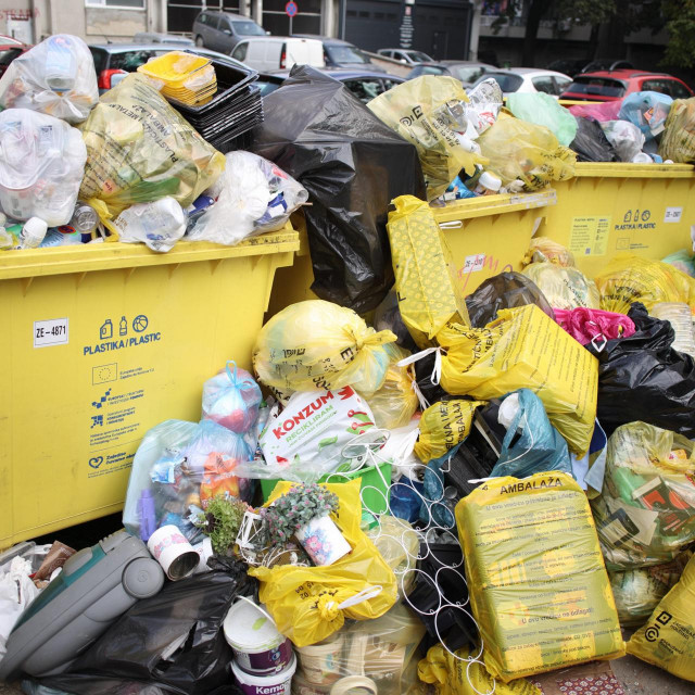 
Plasticni otpad u ulici Brace Domany.
 