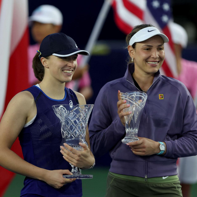 Iga Świątek i Donna Vekić s trofejima nakon finala San Diega