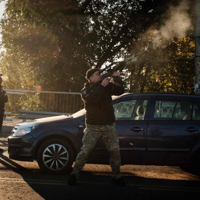 Policajac puca na dronove