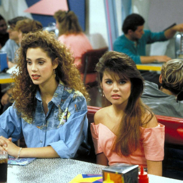 ‘Saved by the Bell‘: Elizabeth Berkley i Tiffani-Amber Theissen
