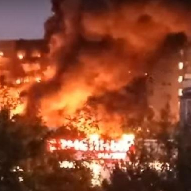 Prizor pada aviona na zgradu u Jejsku (Rusija)