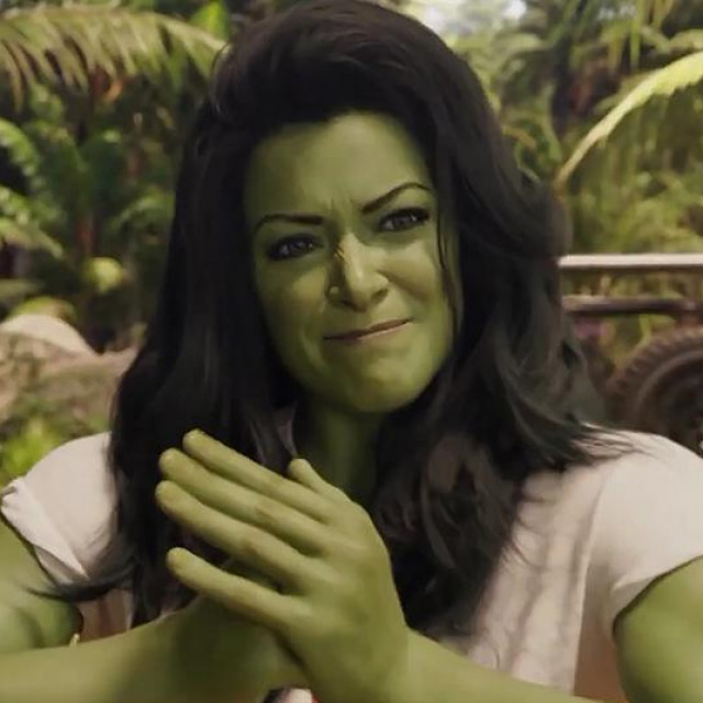 Tatiana Maslany kao She-Hulk u seriji ”She-Hulk: Odvjetnica”