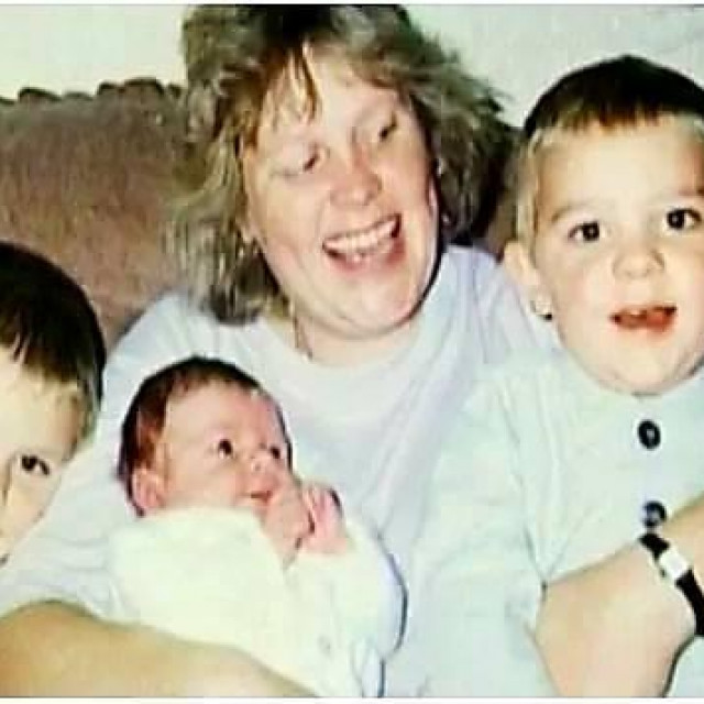 Debbie Griggs sa sinovima